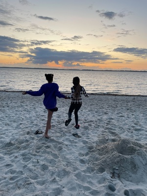 Zwei Kinder tanzen am Strand