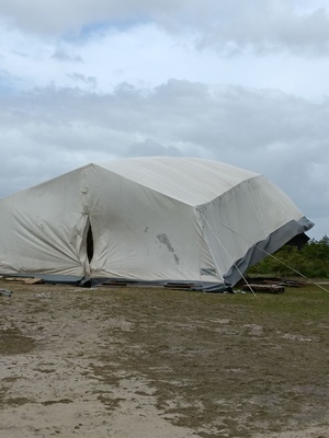 Ein 500er Zelt hebt im Sturm vom Boden ab